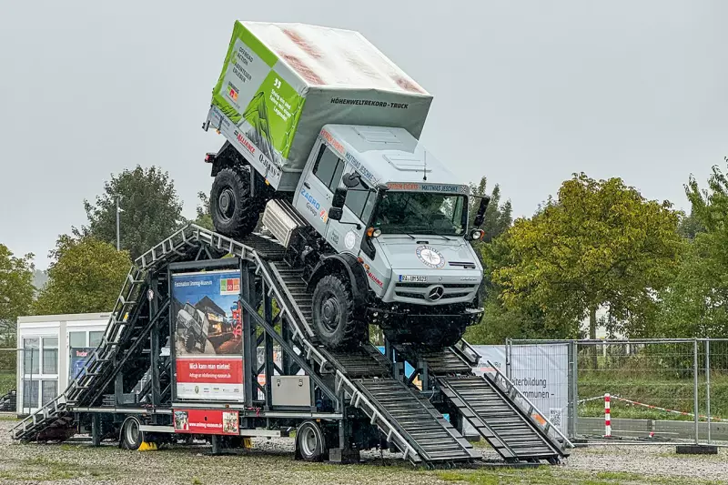 Auf dem Unimog-Parcours kam der originale Höhenweltrekord-Truck des Unimog-Museums zum Einsatz. Das Fahrzeug, das 2019 am Ojos del Salado in Chile eine Höhe von 6.694 m erreichte, zeigte dort eindrucksvoll, wie souverän es selbst schwierigstes Gelände meistert. Quelle: Treffpunkt.Bau