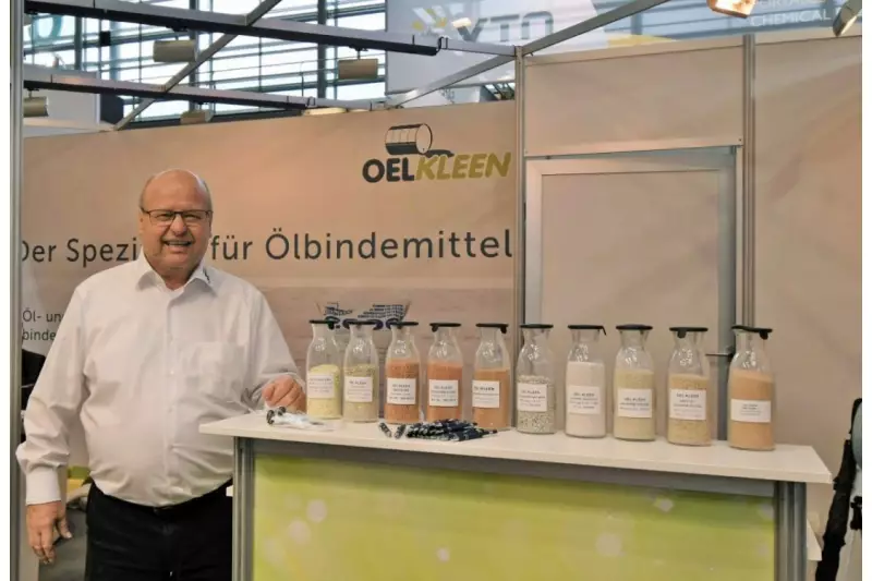 Wisch und weg – damit vergossenes Öl und ausgetretene Chemikalien so leicht verschwinden, braucht es das richtige Bindemittel. Gunter Teichmann, Inhaber von Oel-Kleen, zeigte auf der A+A, worauf es neben der Körnung bei der Auswahl sonst noch ankommt.