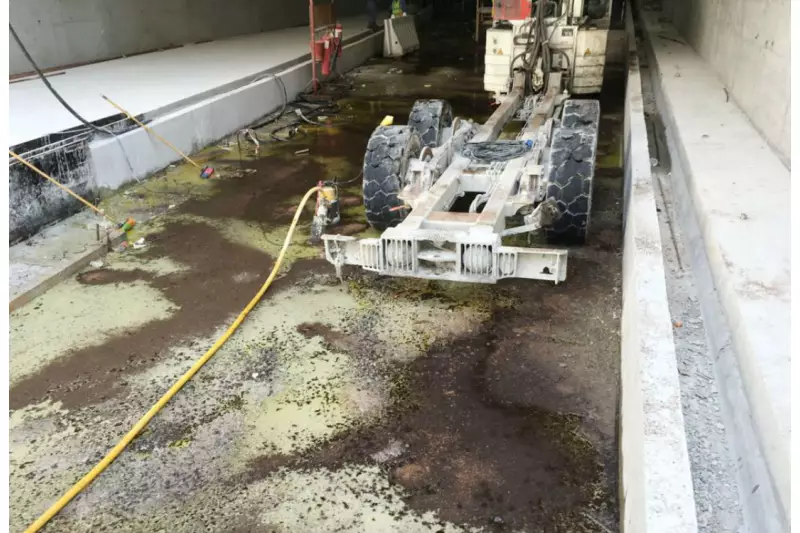 Ölbeseitigung auf Wasser in einer Tunnelbaustelle.