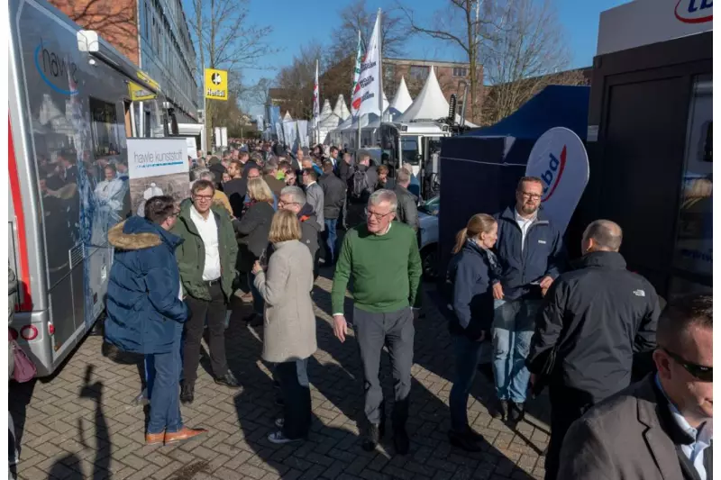 Bei schönem Wetter informierten sich die Besucher auf dem Freigelände über Neu- und Weiterentwicklungen.