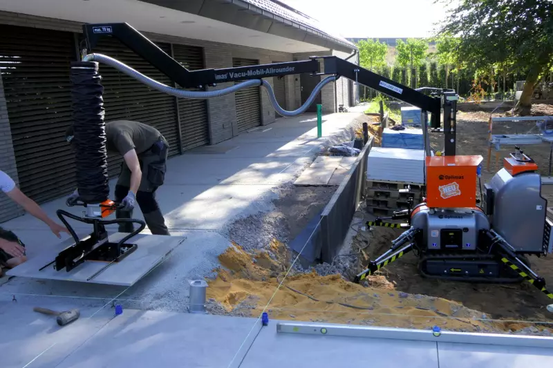 Ohne Kraftaufwand über eine weite Strecke und präzise werden mit dem Vacu-Mobil-Allrounder von Optimas die wertvollen Keramikplatten befördert und eingebaut.
