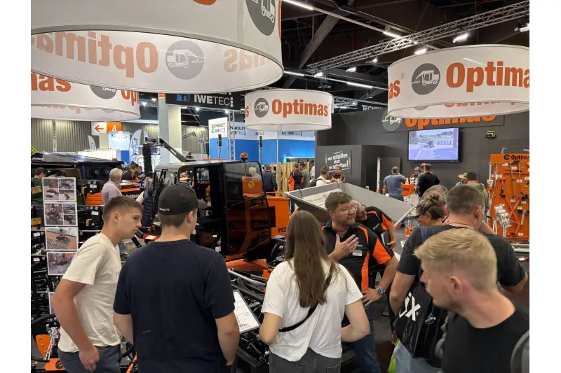 Voller Messestand und hohes Besucherinteresse bei Optimas 