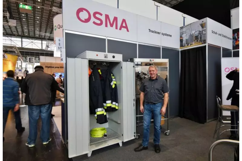 Trocken muss Kleidung sein, um warm zu halten. Stefan Fercher, Geschäftsführer Osma Trocknersysteme, mit dem KTS 2000, einem zweitürigen Trockenschrank für Bekleidung, der speziell für schwer zu trocknende Arbeits- und Einsatzbekleidungen entwickelt wurde.