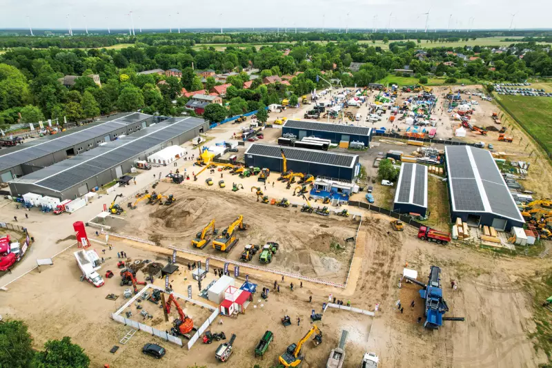 Die OstBau 2025 hat sich als Fachmesse im Nordosten Deutschlands etabliert: Mit rund 100 Ausstellern, internationalen Teilnehmern und zahlreichen Live-Demonstrationen bot sie eine lebendige Plattform für Austausch und Technik im Einsatz. Veranstaltet von der Hoffmann Baumaschinen GmbH, überzeugte sie durch persönliche Atmosphäre, regionale Verwurzelung und stetiges Wachstum. Quelle: Treffpunkt.Bau