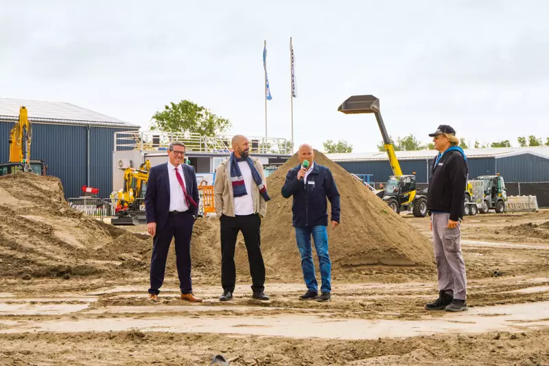 Eröffnet wurde die OstBau vom Bürgermeister der Stadt Bernau (l.) sowie dem Veranstalter-Team, das mit dem Messeformat erneut eine Plattform für die Bauwirtschaft im Nordosten Deutschlands schuf. Für einen professionellen Ablauf auf dem Gelände sorgte wie im Vorjahr Moderator Raoul Helmer (r.), der die drei Messetage mit Fachwissen und Gespür für den Dialog begleitete. Quelle: Treffpunkt.Bau