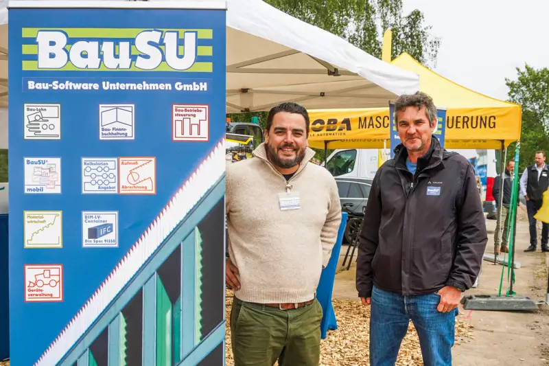 Michael Köhn, Vertrieb Nordost, und Markus Sommers, Lohn- und Finanzbuchhaltung, von der Bau-Software Unternehmen GmbH: BauSU vereint wirtschaftliche, technische und organisatorische Abläufe in einer Datenbank. Quelle: Treffpunkt.Bau
