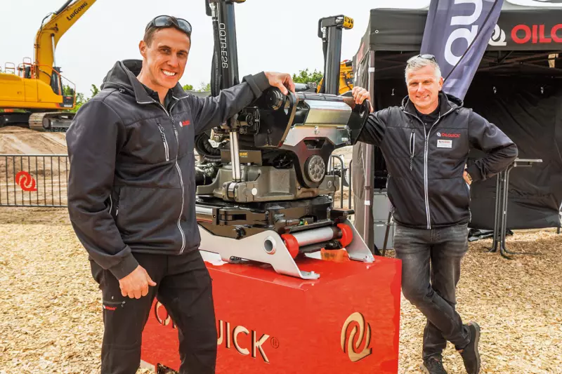 Auch in diesem Jahr war das Team von Oilquick auf der OstBau vertreten: Geschäftsführer Stefan Schauer (links) und Regionalleiter Christian Wimmer vor einem Tiltrotator für Trägergeräte von 19 bis 26 Tonnen. Quelle: Treffpunkt.Bau