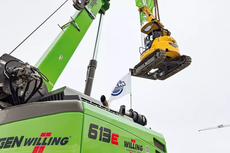 Stark inszeniert am Stand von Willing Baumaschinen Service: Ein Sennebogen 613 E hebt den kompakten Maeda CC423 – zwei Geräte für flexible Einsätze bei beengten Platzverhältnissen. Quelle: Treffpunkt.Bau