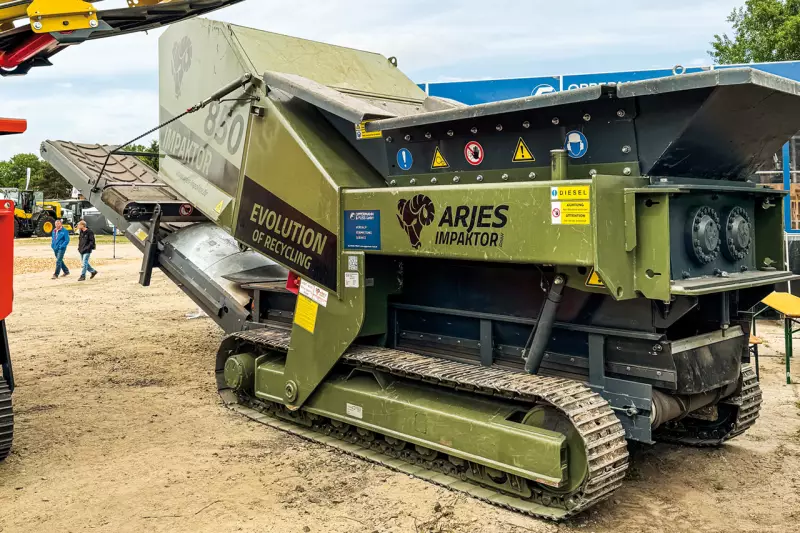 Eyecatcher am Stand von Oppermann & Fuss: Der Impaktor 850 von Arjes vereint 340 kW Leistung, ein Trichtervolumen von 8 m3 und 4.500 mm Abwurfhöhe – ideal für anspruchsvolle Zerkleinerungsaufgaben. Quelle: Treffpunkt.Bau