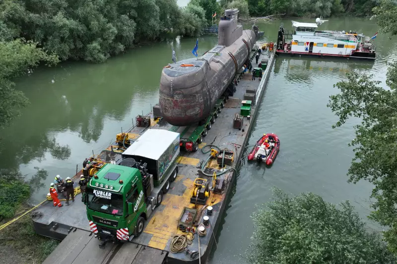 Die größte Herausforderung war die Größe des U-Boots, das während der Reise mehrfach um 73 Grad gedreht werden musste, um Bahnübergänge und Brücken zu passieren. 
