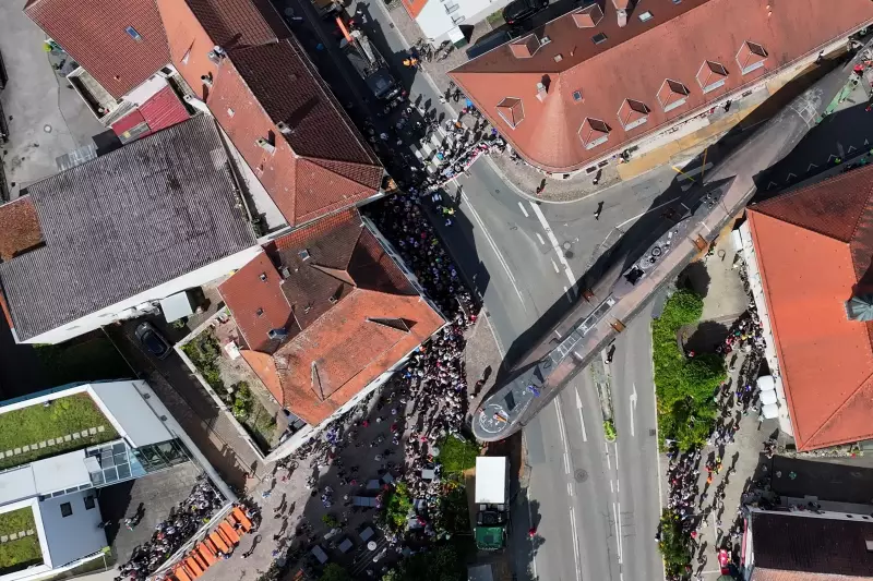 Kübler Schwertransporte ist weltweit im Bereich Schwergut tätig und setzt auf erfahrene Lkw-Fahrer und maßgeschneiderte Lösungen für komplexe Transportaufgaben. 