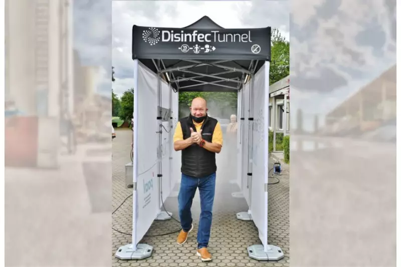 Keimfrei von oben bis unten nach 15 Sekunden. Manfred Zwick, Geschäftsführer MZ Mediaverlag, beim Test des DisinfecTunnels vor Ort bei Paal Baugeräte im schwäbischen Erbach-Ersingen.