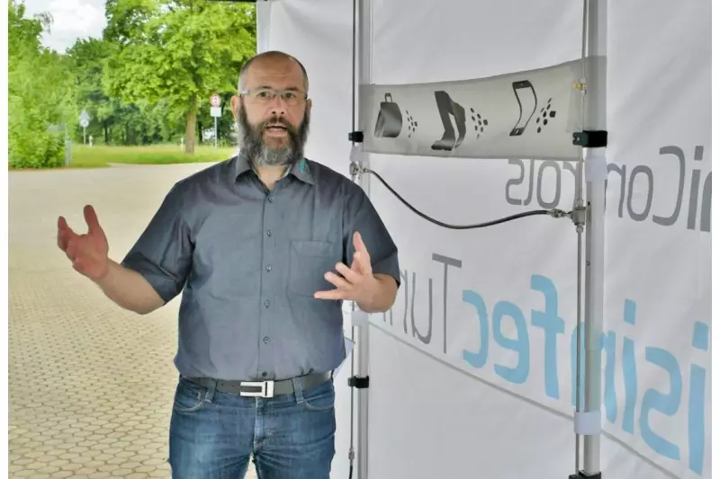 Willy Paal, Geschäftsführer Paal Baugeräte, erläutert die Wirkungsweise des DisinfecTunnels. Die Sprühdüsen befinden sich sowohl an den Seiten als auch an der Decke.