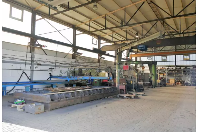 Eine der Werkhallen. Im Vordergrund der Brennschneider. Hier wird der Stahl
geschnitten, aus dem z.B. bis zu 30 m³ große Kippschaufeln gefertigt werden.
