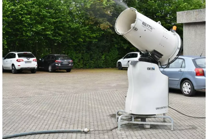 Großkampfgerät gegen Keime. Die EmiControls V12SO Nebelkanone desinfiziert eine 30 x 30 m große Halle in nur 5 Minuten. Die Maschine kann ebenso wie der DisinfecTunnel bei Paal auch gemietet werden.