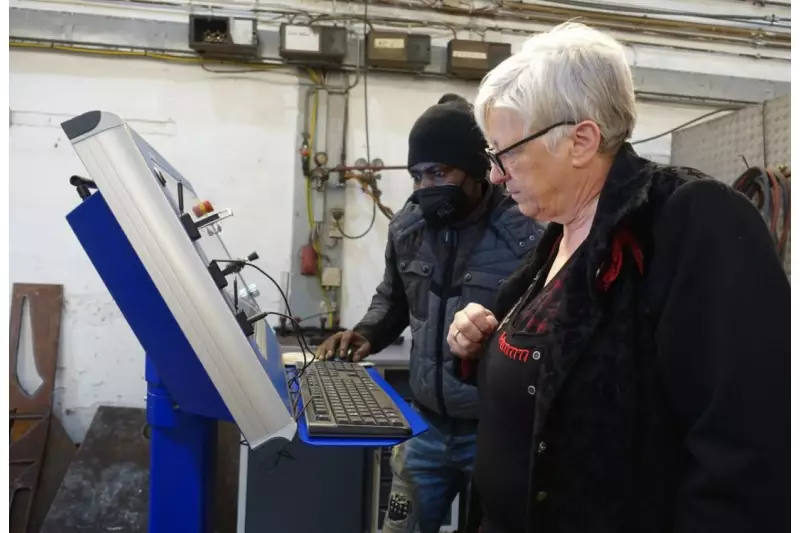 „Teamwork makes the dream work“: Irene Paal und ein Mitarbeiter sorgten für einen reibungslosen Ablauf beim Schneiden der Formen und Schriftzüge.