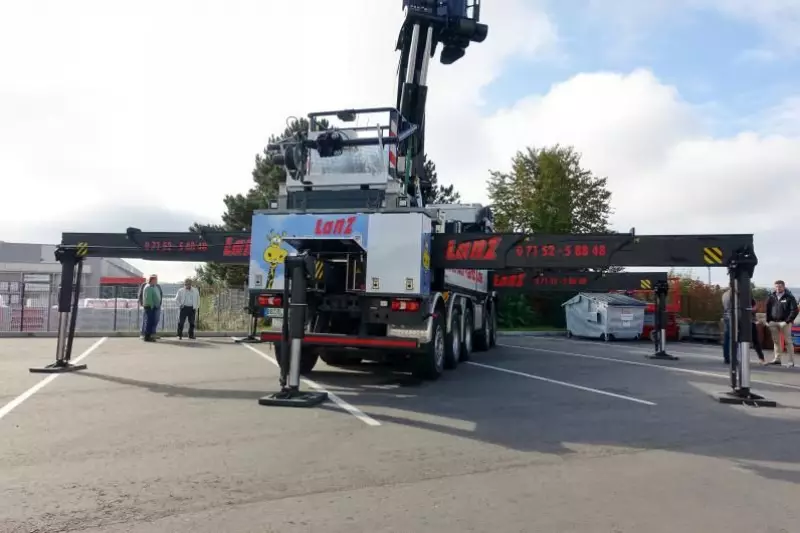 Die Firma Lanz stellte ihr 5-Achsfahrzeug zur Schau.