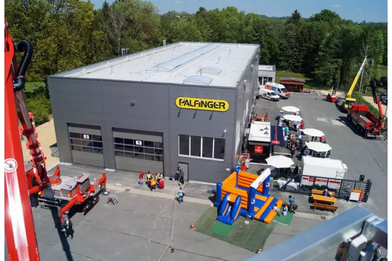 In bester Lage direkt neben dem Werk bietet die neue Servicehalle viel Platz für alles was der Kunde braucht. 