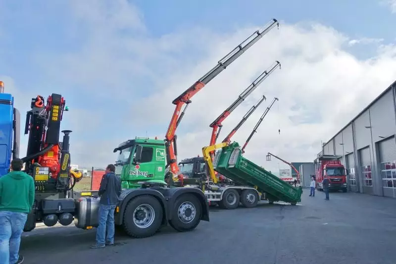 Rund um die neue Niederlassung konnten die Palfinger Exponate besichtigt werden.