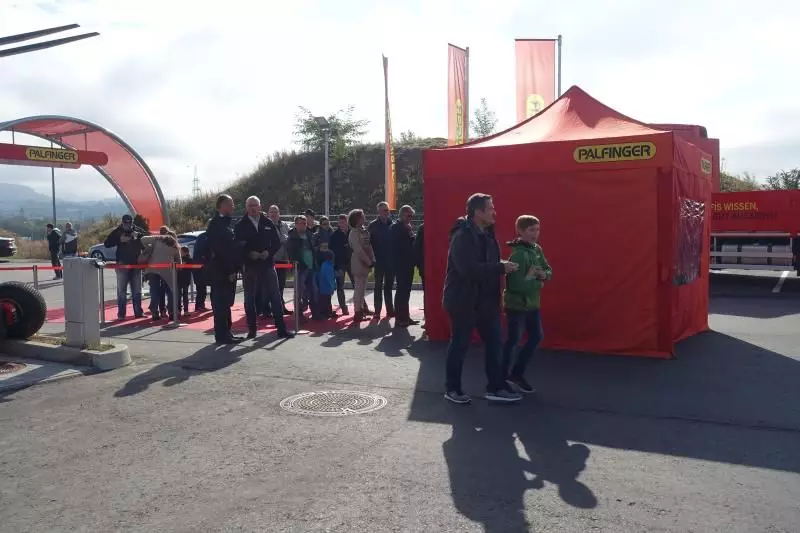 Am Eingangsbereich wurden die ca. 1.000 geladenen Gäste akkreditiert.