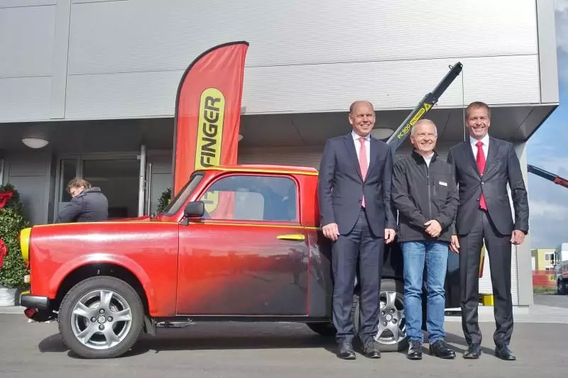 V.l.n.r.: Thomas Mokka (Geschäftsführer Palfinger), Uwe Falk (Niederlassungsleiter/ Gebietsverkaufsleiter) und Norbert Karrer (Geschäftsführer Palfinger).