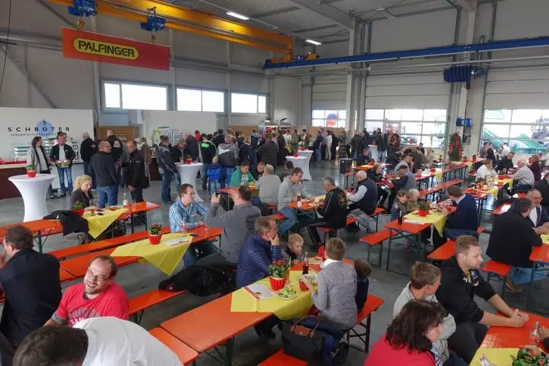 Die Bewirtung der Gäste fand in der neu errichteten Halle statt.