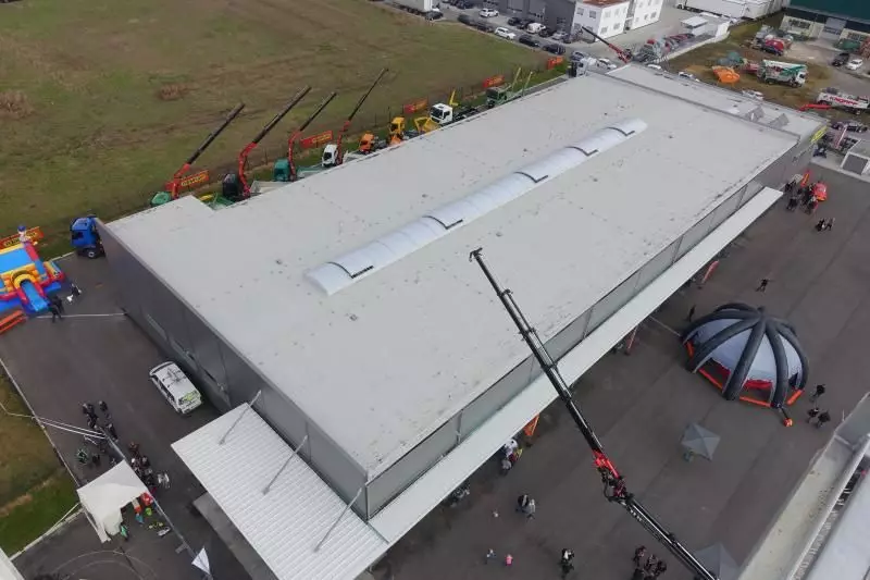 In dem Gebäude wurden Verwaltung, Verkauf und Montage sowie Schulungsräume vereint.