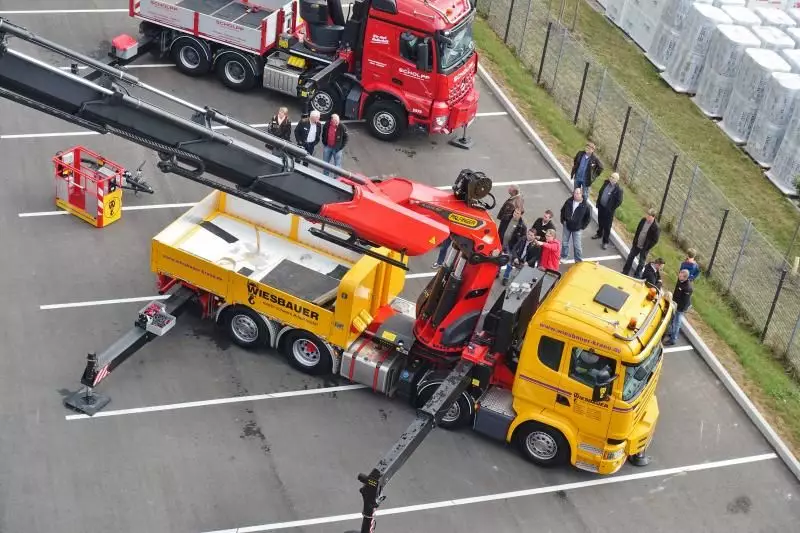 Der 4-Achser der Firma Wiesbauer mit einem Palfinger PK 165.002 TEC7 Aufbau.