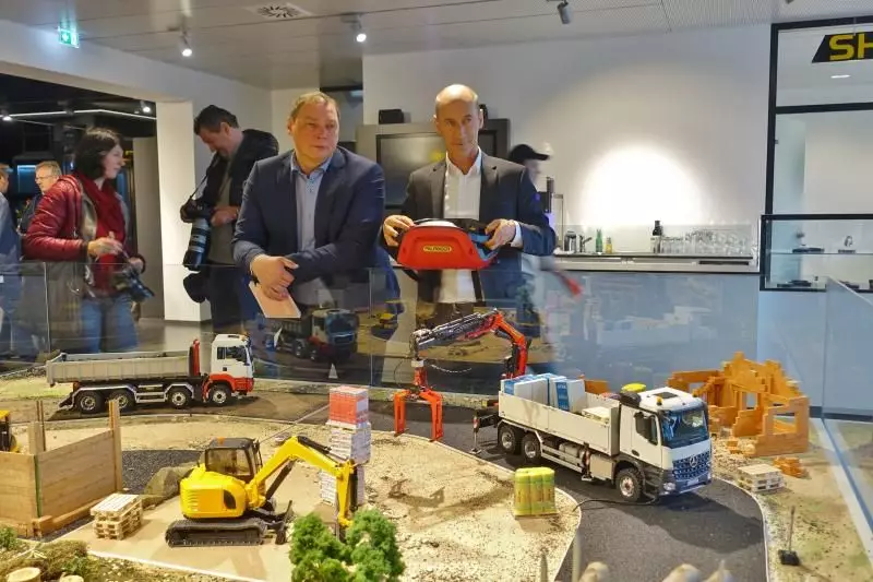 Mit der PALcom P7, der originalen, von Palfinger entwickelten Funkfernsteu¬erung werden die Modelle wie im realen Arbeitsleben bewegt. (V.l.) Hannes Roither, Konzernsprecher, und Hubert Meschnark, Marketingleiter Palfinger.