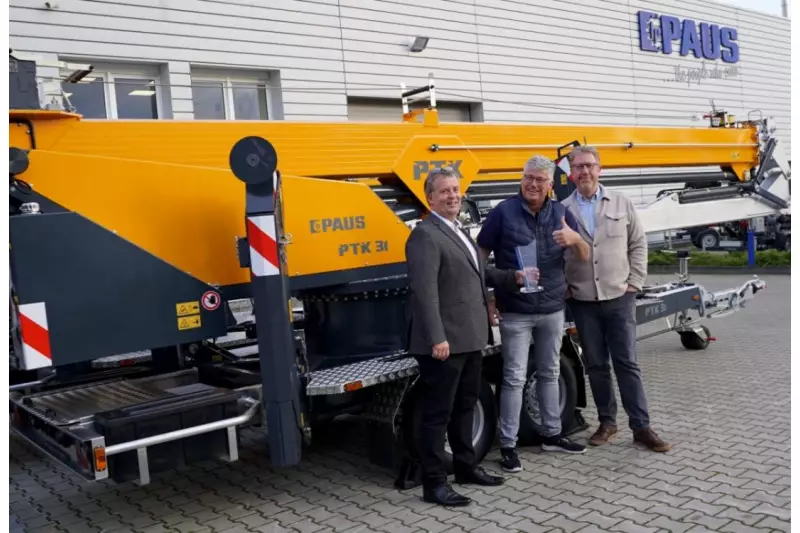 Klaus Helming, Vertriebsleiter Lifttechnik (z.v.l.) und Franz-Josef Paus, Geschäftsführer (r.) freuen sich über das entgegengebrachte Vertrauen der PartnerLIFT Mitgliedsbetriebe. 