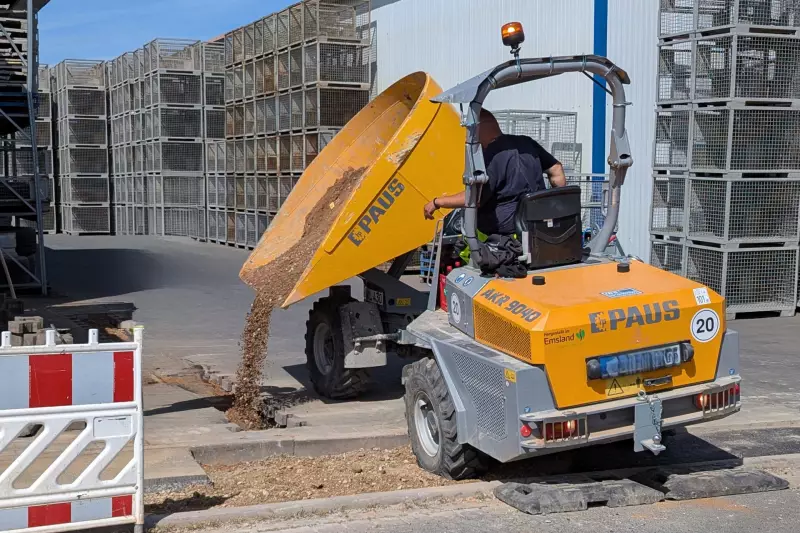 Die Hermann Paus Maschinenfabrik GmbH erkannte früh die Führerscheinproblematik auf Baustellen und entwickelte als erster Hersteller Dumper mit Flurförderzeug-Zulassung, die bis 25 km/h und mit bis zu 18 t zulässigem Gesamtgewicht ohne Lkw-Führerschein im Straßenverkehr bewegt werden dürfen. Damit reagiert das Unternehmen auf den Fachkräftemangel, reduziert Stillstandzeiten und beschleunigt Abläufe auf der Baustelle.