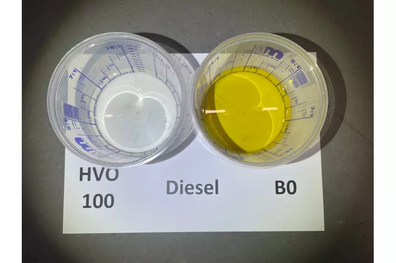 Vergleich HVO100 und B0-Diesel: HVO ist nicht nur komplett farblos, sondern zudem fast geruchslos