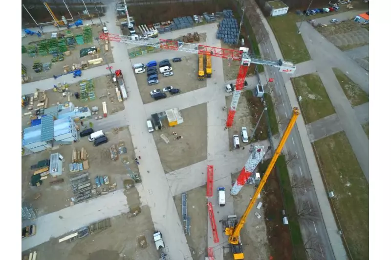Hier werden zwei Obendreher Turmdrehkrane
am Nagel-Stand aufgebaut.