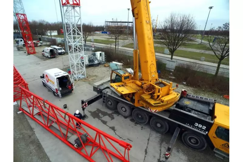 Am Tag des Vor-Ort-Besuchs der Treffpunkt.Bau-Redaktion musste eine
Kühlwasserleitung des Montagekrans ersetzt werden.