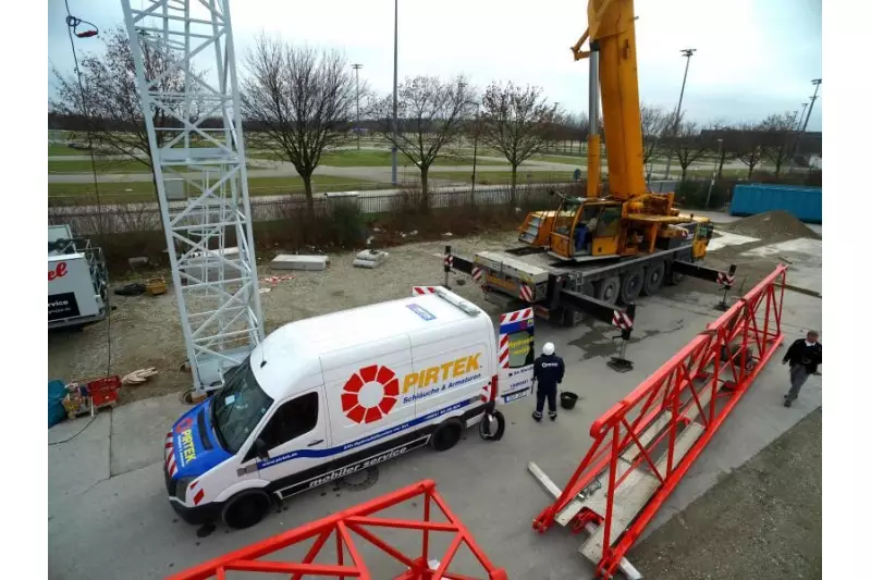 Das Pirtek-Team München-Ost ist auf dem Messegelände
binnen einer Stunde vor Ort, wenn es um Reparaturen für
Hydrauliksysteme geht.