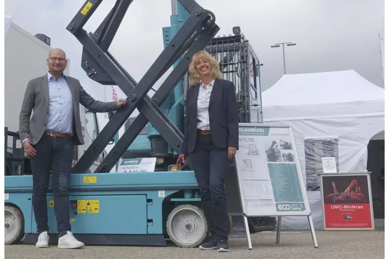 Thomas Thielen, Vertrieb, und Dietlind Overhoff,
Geschäftsführerin Mini & Mobile Cranes Körner,
präsentierten unter anderem Höhenzugangstechnik
von Sunward. Quelle: Treffpunkt.Bau/Zwick