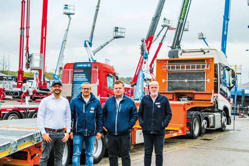 Die Meusburger Vertrieb GmbH präsentierte Spezialfahrzeuge und maßgeschneiderte Transportlösungen für die Arbeitsbühnen-, Kran- und Baumaschinenbranche. Im Fokus des Messeauftritts standen robuste Tieflader und Auflieger, die speziell auf die Anforderungen beim sicheren Umsetzen schwerer Zugangs- und Hebeltechnik ausgelegt sind. Wir sprachen mit (v. l.) Frank Jagode, Simon Weigl, Edin Bosnic und Stefan Fulfs. Quelle: Treffpunkt.Bau