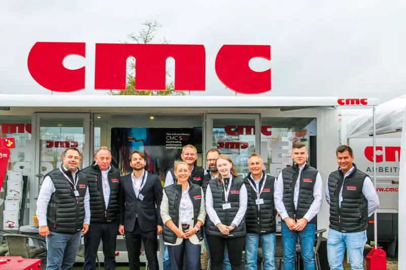Die CMC Vertriebs GmbH zeigte ihr aktuelles Portfolio an leistungsstarken und kompakten Raupenarbeitsbühnen. Im Mittelpunkt standen agile und geländegängige Hebelösungen, die speziell für anspruchsvolle Höheneinsätze unter beengten Platzverhältnissen entwickelt wurden. Das große Team erläuterte Fachbesuchern die vielfältigen Einsatzmöglichkeiten, die intuitive Steuerung sowie die modernen Sicherheitsstandards der Geräte. Quelle: Treffpunkt.Bau