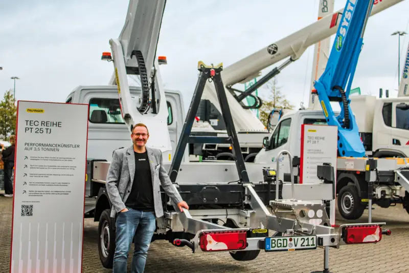 Ein Blickfang bei Palfinger war der PT 25 TJ aus der TEC-Reihe, der in der 3,5-t-Klasse Maßstäbe setzt. Die Lkw-Arbeitsbühne überzeugt durch eine Arbeitshöhe von knapp 25 m, eine seitliche Reichweite von bis zu 18,7 m sowie eine Korbtraglast von 300 kg. Mit gesteigerter Stabilität, hoher Flexibilität und modernsten Assistenzsystemen richtet sich die PT 25 TJ gezielt an die Anforderungen von Vermietern sowie Anwendern im Bau- und Wartungsbereich, wie Matthias Hartl erläuterte. Quelle: Treffpunkt.Bau