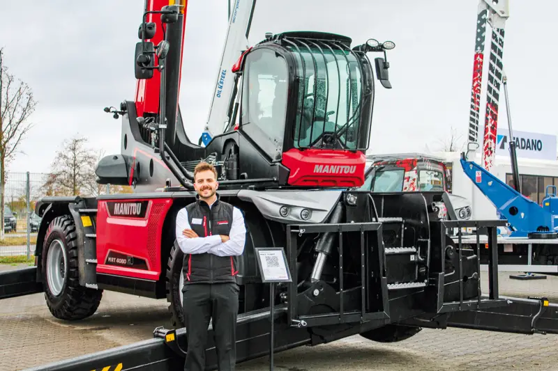 Highlight bei Manitou war das neue Flaggschiff MRT 4080 aus der Vision+ Baureihe. Der drehbare Teleskoplader fungiert als vielseitiges 3-in-1-Gerät – nutzbar als Kran, Arbeitsbühne und Teleskopstapler. Mit einer Hubhöhe von 40 m, einer maximalen Tragkraft von 8.000 kg sowie einer Reichweite von bis zu 27 m deckt er anspruchsvollste Einsätze ab. Moritz Braun zeigte uns die geräumige Panoramakabine und betonte die Vorteile der automatischen Anbaugeräte-Erkennung. Quelle: Treffpunkt.Bau