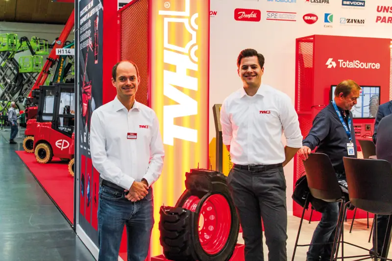 TVH stellte sein umfangreiches Portfolio als weltweiter Spezialist für Ersatzteile, Zubehör und Dienstleistungen im Bereich der Höhenzugangs- und Materialhandling-Technik vor. Im Mittelpunkt des Messeauftritts standen nachhaltige Remanufacturing-Lösungen zur Aufarbeitung von Komponenten, innovative Multibrand-Diagnosewerkzeuge wie Jaltest sowie moderne Systeme zur Batteriepflege und Lebensdauerverlängerung, wie uns Christopher Bührig (l.) und Erik Reich sagten. Quelle: Treffpunkt.Bau