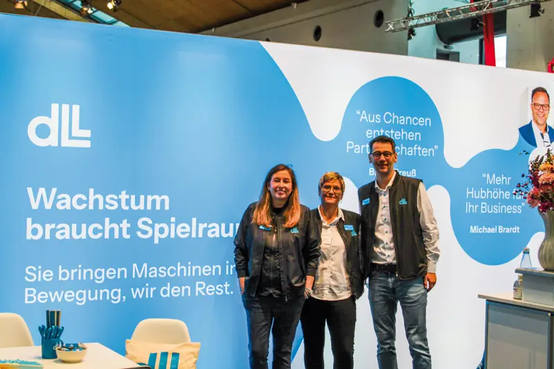 DLL informierte über sein spezialisiertes Finanzierungs- und Leasingportfolio. Im Fokus standen maßgeschneiderte Nutzungskonzepte, die Vermietunternehmen, Herstellern und Händlern flexible Investitionsentscheidungen für moderne Arbeitsbühnen, Krane und Flurförderzeuge ermöglichen. Fachbesucher konnten sich mit den Finanzierungsexperten Britta Preuß, Berit Schwager und Tim Schütrumpf (v. l.) über individuelle Konzepte zur Liquiditätsschonung und Fuhrparkerweiterung austauschen. Quelle: Treffpunkt.Bau