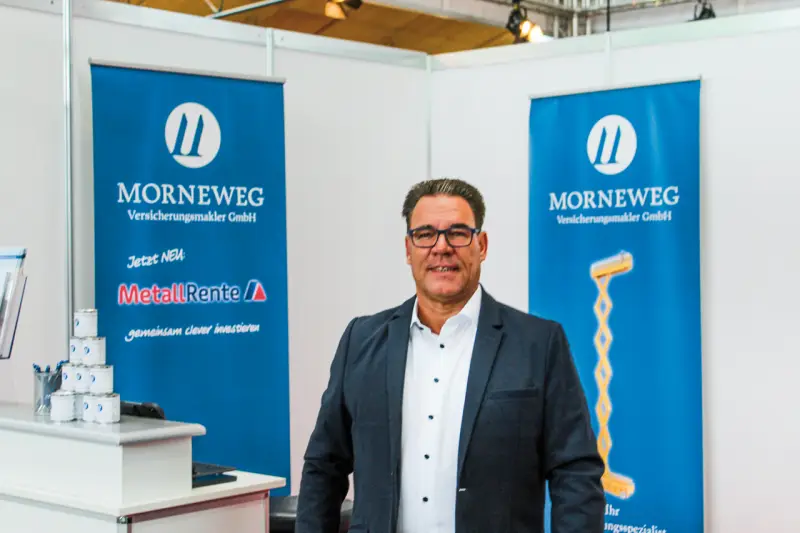 Als spezialisierter Assekuranz-Partner legte Morneweg den Schwerpunkt auf umfassende Schutzkonzepte, die gezielt Risiko- und Deckungslücken bei der Maschinenvermietung schließen. Neben Absicherungen gegen Diebstahl, Unterschlagung und Fehlbedienungen stehen günstige All-in-One-Policen, GAP-Deckungen bei Leasingfällen sowie branchenspezifische Kasko- und Haftpflichtlösungen im Fokus, wie uns Matthias Morneweg sagte. Quelle: Treffpunkt.Bau