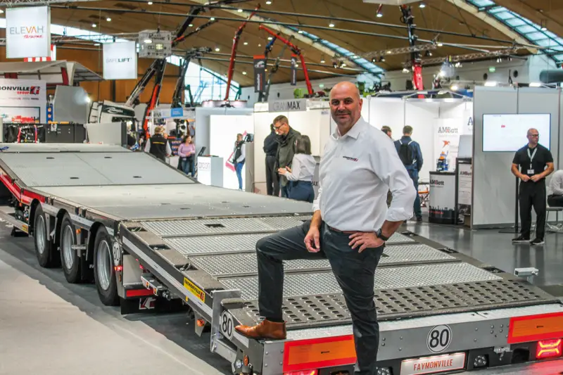 Faymonville präsentierte auf den Platformers’ Days Tieflader und Auflieger für den sicheren und effizienten Transport von Arbeitsbühnen, Staplern und Hebegeräten. Ein Messe-Highlight war der MultiMAX Plus Satteltieflader, der mit seiner neuen „Flip-Tail-Rampenkonstruktion“ sowie flachen Auffahrwinkeln speziell für das An- und Abfahren von Höhenzugangstechnik entwickelt wurde, wie Thomas Schmitz erläuterte. Quelle: Treffpunkt.Bau