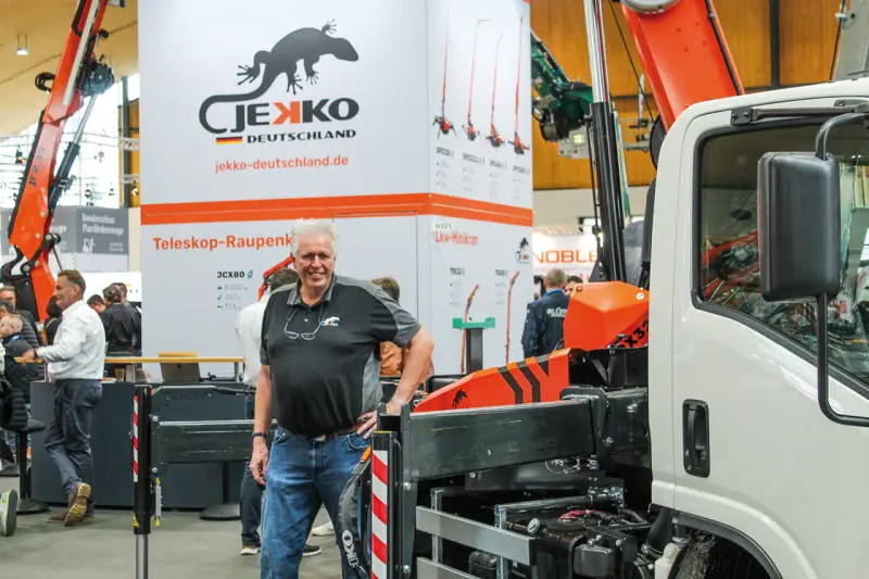 Jekko Deutschland präsentierte Minikrane und flexible Hebelösungen. Im Mittelpunkt standen kompakte Raupen- und Raupen-Gelenkkrane, die für maximale Traglast bei geringem Eigengewicht und minimalem Platzbedarf entwickelt wurden. Darüber hinaus zeigte Jekko seine modernsten Elektro- und Hybridmodelle, die durch emissionsfreie sowie geräuscharme Antriebe hervorragend für Einsätze in Innenräumen und sensiblen Stadtgebieten geeignet sind, wie Carsten Bielefeld betonte. Quelle: Treffpunkt.Bau