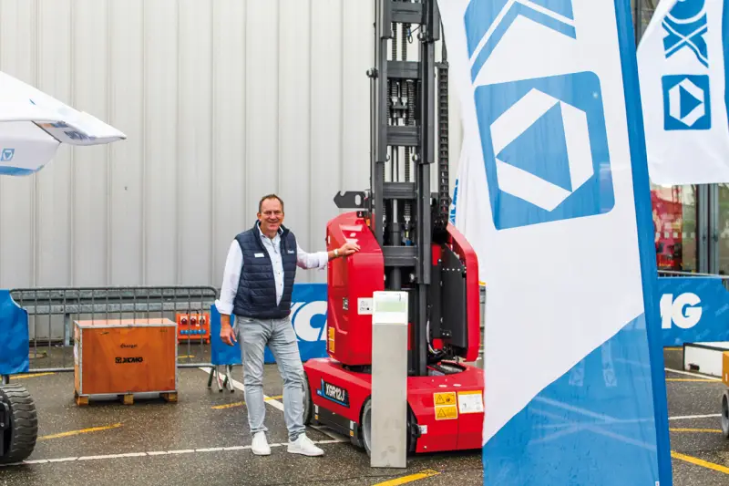 XCMG präsentierte sein stetig wachsendes Portfolio im Bereich der Höhenzugangstechnik und Hebezeuge. Ein Highlight war die vertikale Mastarbeitsbühne XGR12J mit Gelenkarm (Fly-Jib). Das vollelektrische Kompaktgerät wurde für präzise Höheneinsätze unter beengten, verwinkelten Platzverhältnissen entwickelt. Die Arbeitsbühne erreicht eine Arbeitshöhe von rund 12,7 m, eine seitliche Reichweite von bis zu 5,66 m und bietet eine Korbtraglast von 200 kg, wie uns Dr. Dirk Sträter erläuterte. Quelle: Treffpunkt.Bau