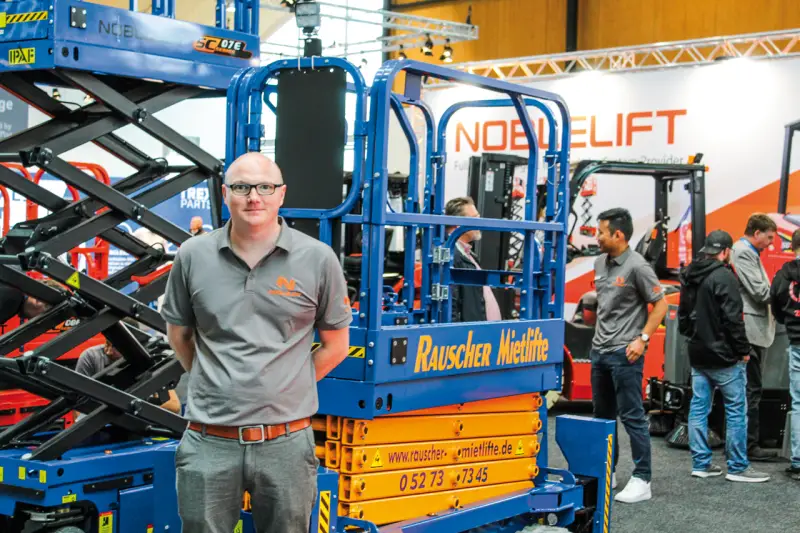Noblelift Europe präsentierte sein vielseitiges Portfolio an elektrischen Flurförderzeugen, Hubwagen und Kompakt-Hebetechnik. Im Mittelpunkt standen effiziente Lösungen, die speziell auf die Anforderungen von Mietflotten, Logistikbetrieben und Industrieanwendern zugeschnitten sind. Neben emissionsfreien Elektro-Nieder- und Hochhubwagen bietet der Spezialist auch flexible Hubarbeits- und Handhabungsgeräte für den sicheren Material- und Personentransport auf engstem Raum, wie Julian Büter erläuterte. Quelle: Treffpunkt.Bau