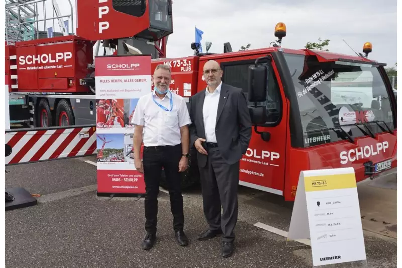 Stephan Burkhardt, Leiter Operations Scholpp, und
Christian Frewer, Gebietsverkaufsleiter Liebherr-
Werk Biberach, setzen die gute Zusammenarbeit
fort. Quelle: Treffpunkt.Bau/Arl