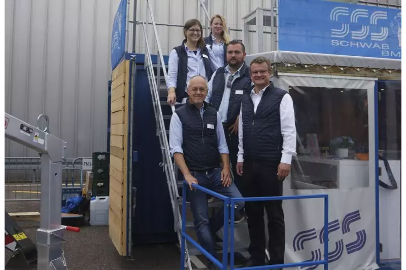 Die Schwab Gruppe und das Team um Andreas
Hollmann (vorne rechts), Bereichsleiter
Hebetechnik, freuten sich über das große
Besucherinteresse auf der Messe.
Quelle: Treffpunkt.Bau/Nieberle