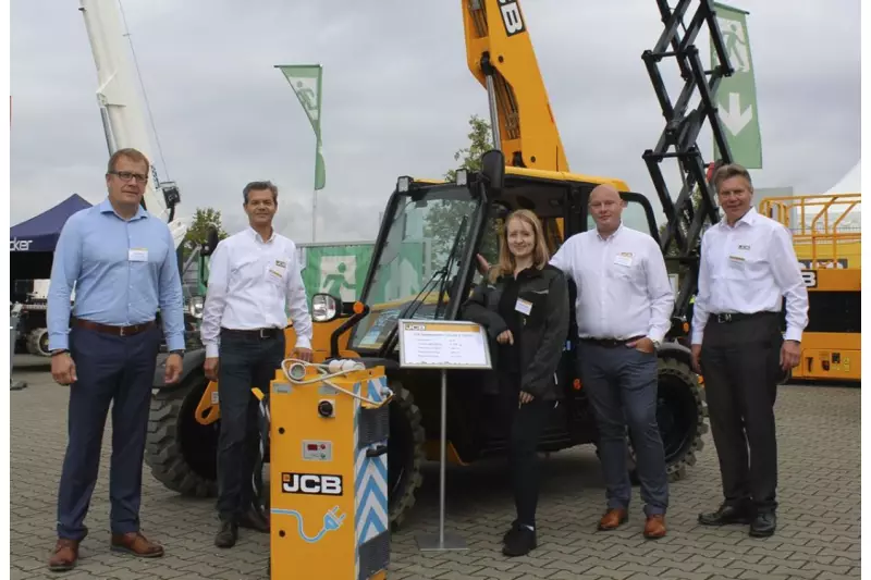 Am JCB-Stand zeigte das engagierte Messeteam unter anderem
den elektrischen Teleskoplader 525-60E, der Ende 2020 erstmals
der Öffentlichkeit vorgestellt wurde. Quelle: Treffpunkt.Bau/Schulte